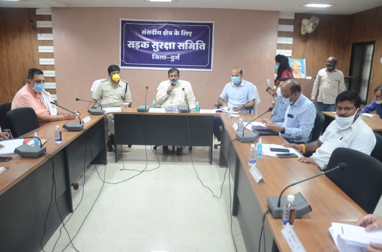 Rumble strip will also be constructed on auxiliary roads, big drive will be run to evacuate roads from cattle …… Decision taken in meeting of road safety committee chaired by MP Vijay Baghel