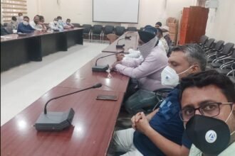Meeting of traders with collector: This suggestion should be kept to open and close shops in markets… Weekly holiday should be done under Gumasta Act