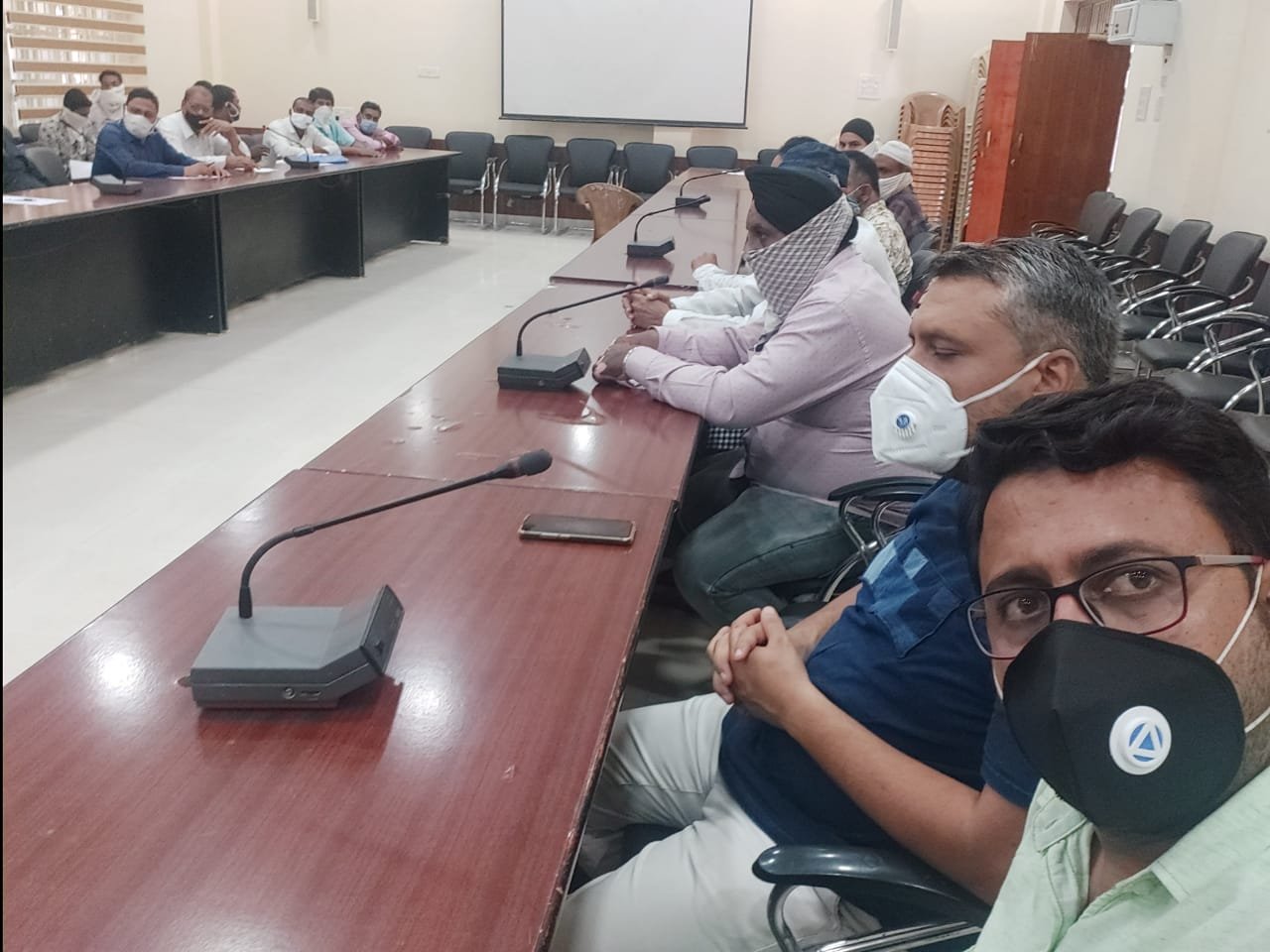 Meeting of traders with collector: This suggestion should be kept to open and close shops in markets… Weekly holiday should be done under Gumasta Act