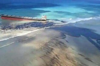 4000 टन फ्यूल ले जा रहे जहाज में दरार के बाद मॉरीशस में इमरजेंसी, 13 लाख की आबादी पर खतरा