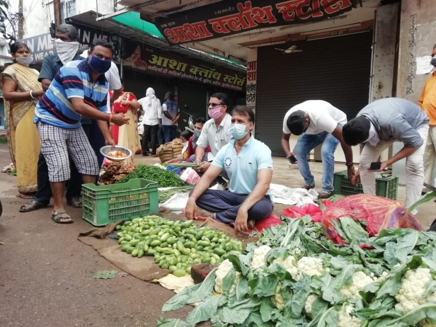 Business not allowed on Rakshabandhan: Bhilai Chamber protests in a unique way, stating its compulsion by selling vegetables