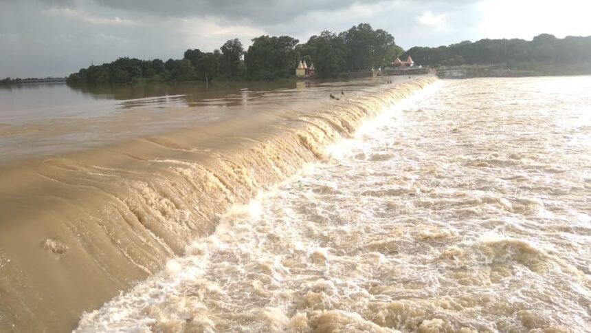 The weather was pleasant due to the incessant rains, the tourist fair on Shivnath river…. Jungle rains flood the river