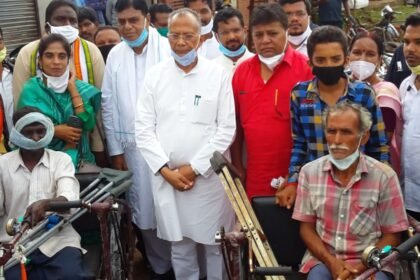 Congress honors the Corona warriors: distribute tricycles to the handicapped… .. included in the program of Home Minister of the state