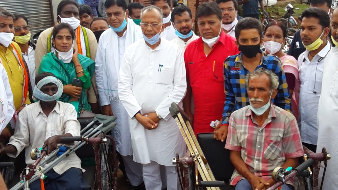 Congress honors the Corona warriors: distribute tricycles to the handicapped… .. included in the program of Home Minister of the state