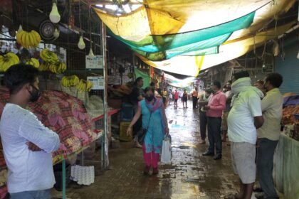 Corporation officials took strict action in Rooobandha Shani Chachari market