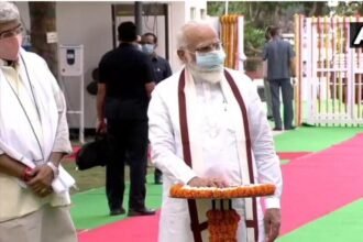 प्रधानमंत्री नरेंद्र मोदी राजघाट पहुंचे, राष्ट्रीय स्वच्छता केंद्र का किया उद्घाटन