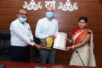 The collector awarded the honorable teachers