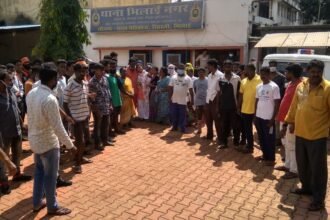 In the old envy, the young man was stabbed with a knife