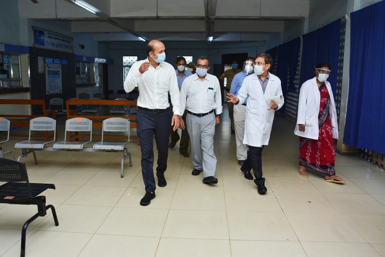 Collector reached Sector 9 Hospital…. Covid Care Inspection…. Information about beds and facilities