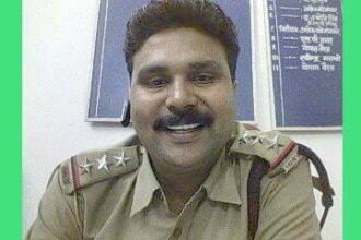 A brilliant example of awareness among the corona infection… Supaela police station incharge Gopal Vaishya is making people aware through songs