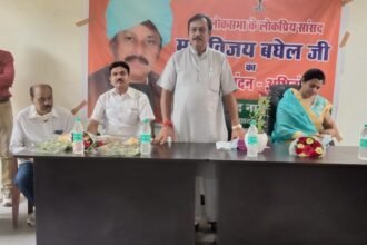 MP Vijay Baghel is talking to the people of Hudco