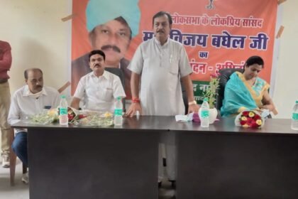 MP Vijay Baghel is talking to the people of Hudco
