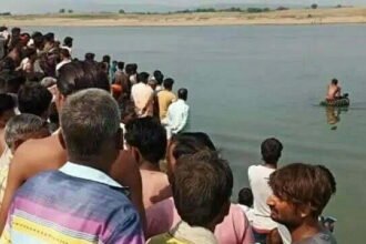 चंबल नदी में 30 लोगों से भरी नाव पलटी, 20 को बचाया गया, 10 लापता