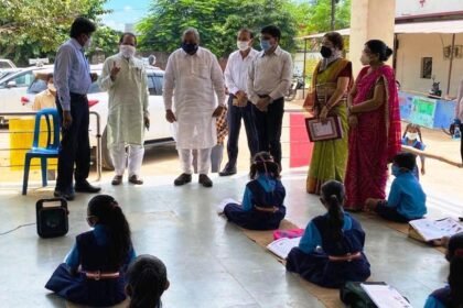 स्कूल शिक्षा मंत्री ने मोहल्ला कक्षाओं का किया औचक निरीक्षण