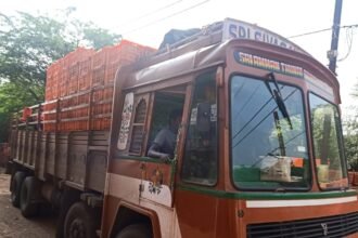 Commission agent Akash Ganga caught selling tomatoes in vegetable market