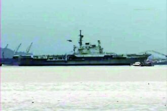 आखिरी सफर पर निकला आईएनएस विराट, 30 साल तक रहा भारतीय नौसेना का हिस्सा