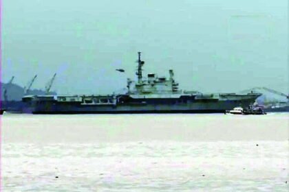 आखिरी सफर पर निकला आईएनएस विराट, 30 साल तक रहा भारतीय नौसेना का हिस्सा