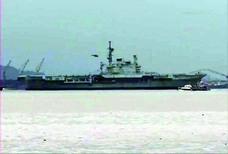आखिरी सफर पर निकला आईएनएस विराट, 30 साल तक रहा भारतीय नौसेना का हिस्सा