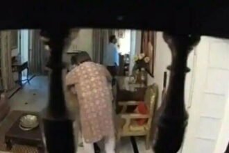 दूसरी महिला के साथ पकड़े गए डीजी पर गिरी गाज, पत्नी को बुरी तरह पीटते हुए वीडियो वायरल