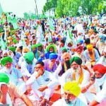 पंजाब में कृषि विधेयक पर बवाल बढ़ा, पूर्व मुख्यमंत्री बादल के घर के बाहर किसान ने खाया जहर