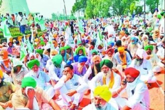 पंजाब में कृषि विधेयक पर बवाल बढ़ा, पूर्व मुख्यमंत्री बादल के घर के बाहर किसान ने खाया जहर