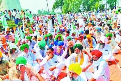पंजाब में कृषि विधेयक पर बवाल बढ़ा, पूर्व मुख्यमंत्री बादल के घर के बाहर किसान ने खाया जहर