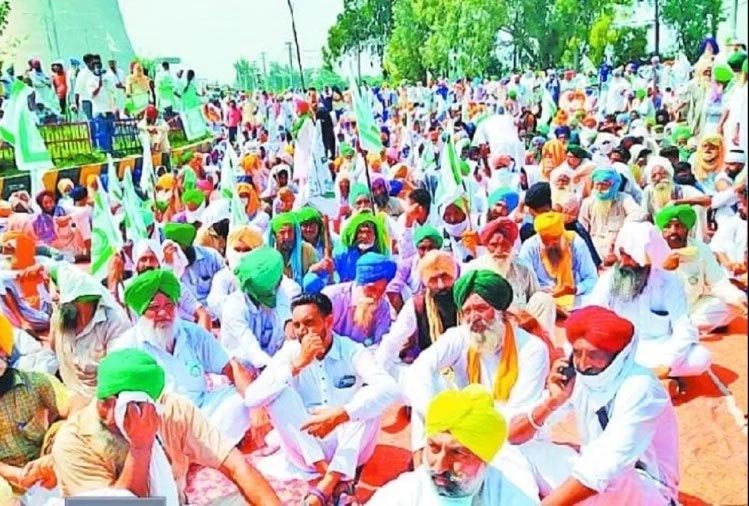पंजाब में कृषि विधेयक पर बवाल बढ़ा, पूर्व मुख्यमंत्री बादल के घर के बाहर किसान ने खाया जहर