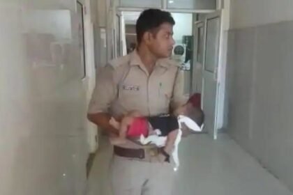 ट्रैक पर 3 महीने के बच्चे को रखकर ट्रेन के सामने कूदी महिला, जानें दो सिपाहियों ने कैसे बचाई जान