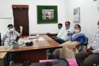 जिला कांग्रेस अध्यक्ष तुलसी साहू सेक्टर-9 अस्पताल में कोविड सेेंटर में सुविधा मुहैया कराने को लेकर अधिकारियों से की चर्चा