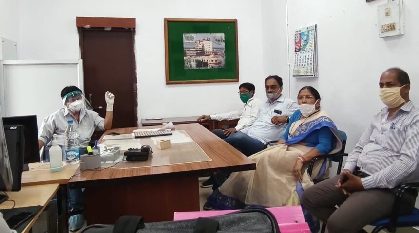 जिला कांग्रेस अध्यक्ष तुलसी साहू सेक्टर-9 अस्पताल में कोविड सेेंटर में सुविधा मुहैया कराने को लेकर अधिकारियों से की चर्चा