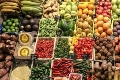 Here the government has fixed the price of vegetables .... potato-lady finger 20 rupees, tomato 8 rupees and bitter gourd 30 rupees kg .... know which state it is