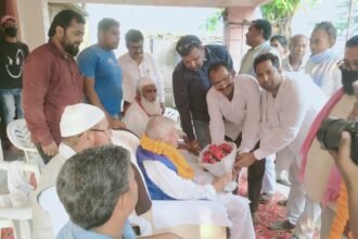 Chief Minister's father Nandkumar Baghel arrives at residence