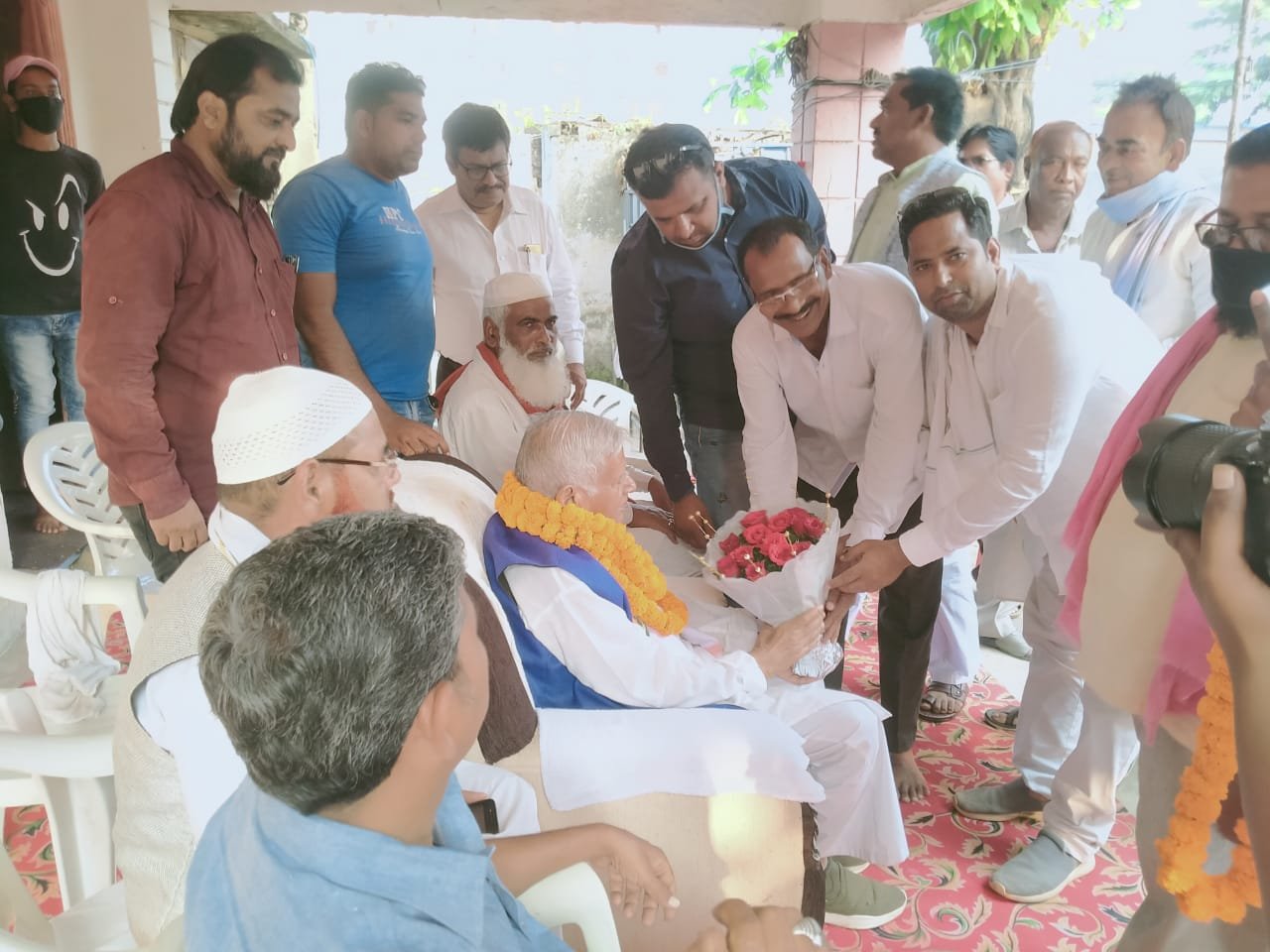 Chief Minister's father Nandkumar Baghel arrives at residence