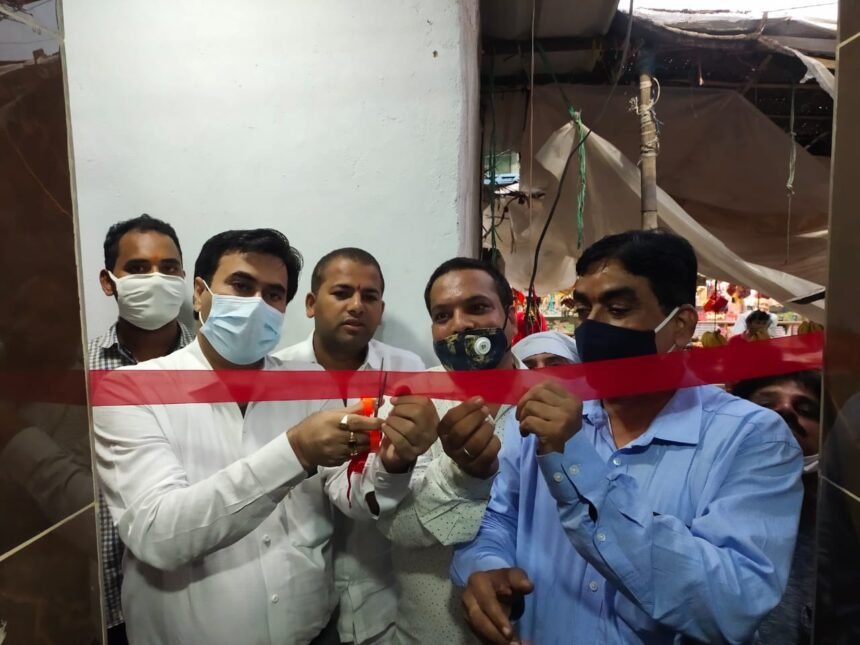 Multi deluxe toilet made for the first time in Hathari market…. Mayor inaugurates Multi Deluxe Cosmetics