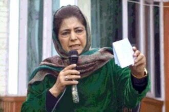 तिरंगे पर महबूबा के बयान से नाखुश पीडीपी के तीन नेताओं ने पार्टी से दिया इस्तीफा