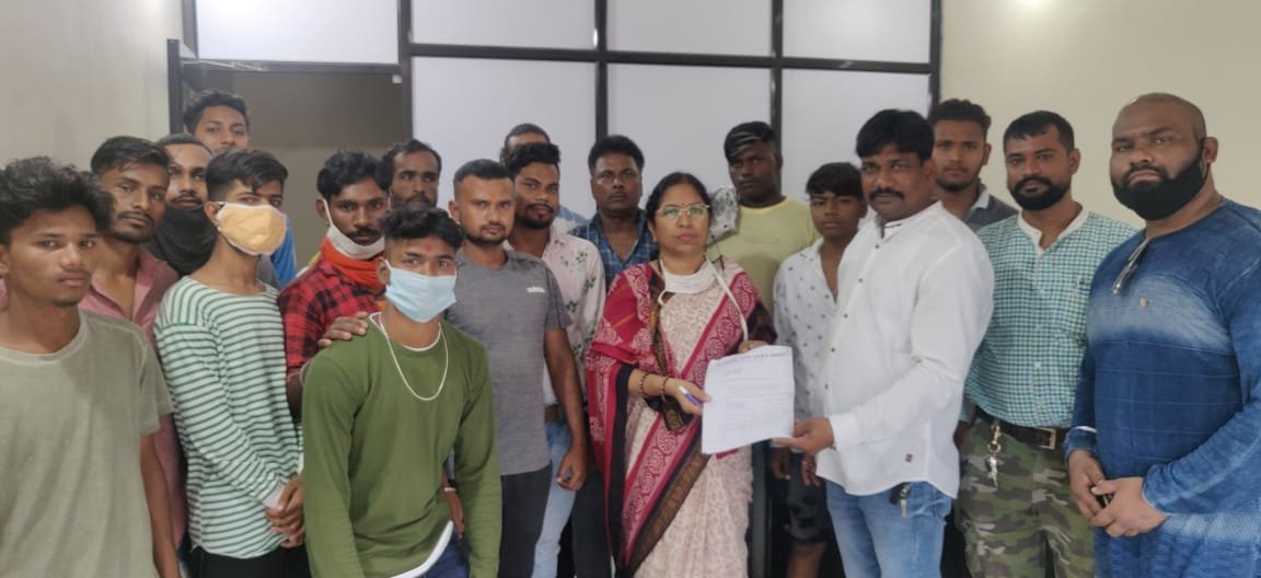 भिलाई जिला कांग्रेस अध्यक्ष श्रीमती तुलसी साहू के नेतृत्व में किसान विरोधी काले कानून को रद्द करने की मांग की, चलाया हस्ताक्षर अभियान