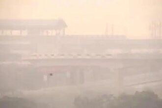 हवा की गुणवत्ता और बिगड़ी, प्रदूषण की वजह से धूंध की चादर में लिपटी दिखी राजधानी