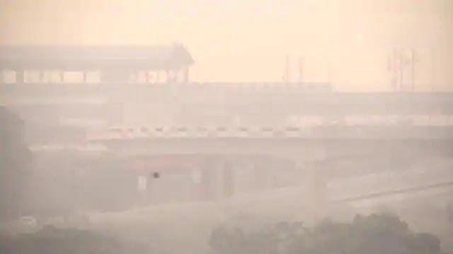 हवा की गुणवत्ता और बिगड़ी, प्रदूषण की वजह से धूंध की चादर में लिपटी दिखी राजधानी