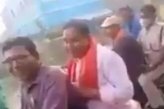 वोट मांगने आए नीतीश के मंत्री से लोगों ने मांगा हिसाब, पूछा- गांव में कैसे घुसे