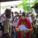 कमल छाप मास्क पहन मतदान करने पहुंचे मंत्री, वोटिंग के दौरान दो की मौत