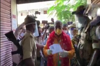 कमल छाप मास्क पहन मतदान करने पहुंचे मंत्री, वोटिंग के दौरान दो की मौत