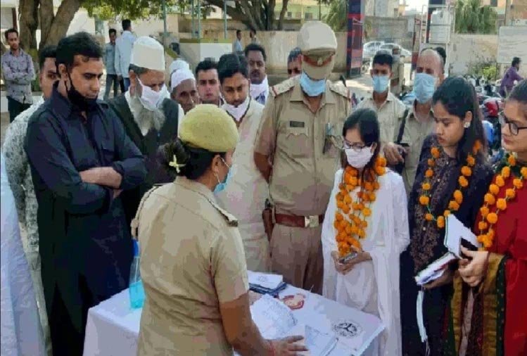 बीएससी की छात्रा बनी एक दिन की विधायक, लगाया जनता दरबार, महिला अस्पताल पहुंचकर जाना मरीजों का हाल Download Amar Ujala App for Breaking News in Hindi & Live Updates. https://www.amarujala.com/channels/downloads?tm_source=text_share