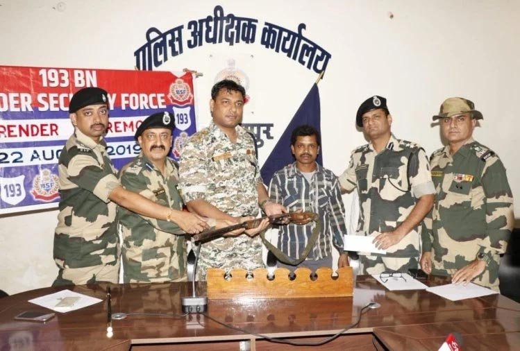 सीआरपीएफ का दावा, नक्सली हथियार डालने को हुए मजबूर, अब नहीं मिल रहे नए साथी