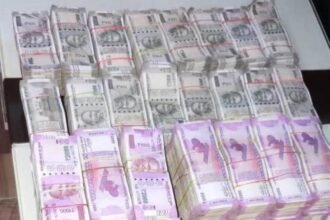 चुनाव के समय आयकर के छापे से गरमाई राजनीति, नल-जल योजना के ठेकेदारों से बरामद हुए 2.28 करोड़ रुपये