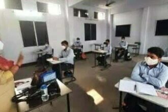 सात महीने बाद खुले स्कूल तो छात्र-शिक्षकों के चेहरे खिले, कोरोना से बचाव के लिए किए गए सारे इंतजाम