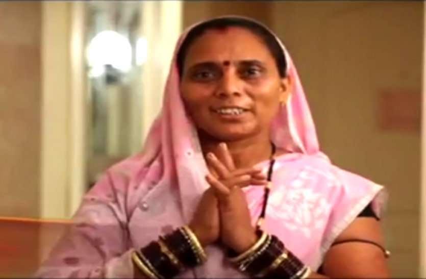 केबीसी के हॉट सीट पर पहुंची राजनांदगांव की पद्मश्री फुलबासन, मिला था कर्मवीर सेगमेंट में आमंत्रण, अभिनेत्री रेणुका शहाणे का मिला साथ