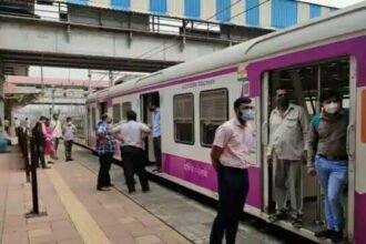 मुंबई में ग्रिड फेल होने से बिजली आपूर्ति ठप, लोकल ट्रेनों में फंसे लाखों यात्री