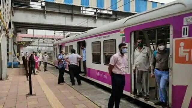 मुंबई में ग्रिड फेल होने से बिजली आपूर्ति ठप, लोकल ट्रेनों में फंसे लाखों यात्री