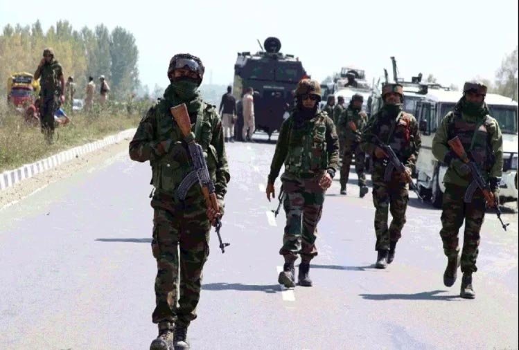 पुलवामा में सुरक्षाबलों और आतंकियों के बीच मुठभेड़, दो आतंकी ढेर