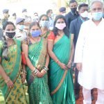 Chief Minister meets skilled women who identify products made from